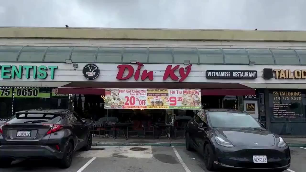 The Dìn Ký storefront on Edinger Ave seen from the parking lot